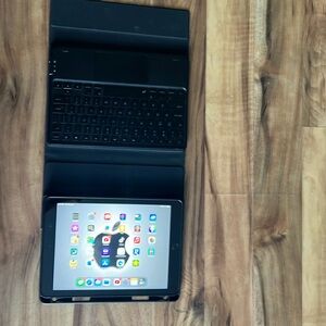 Apple iPad  5th Generation/ Bluetooth. Capacity 32GB & detachable WiFi keyboard